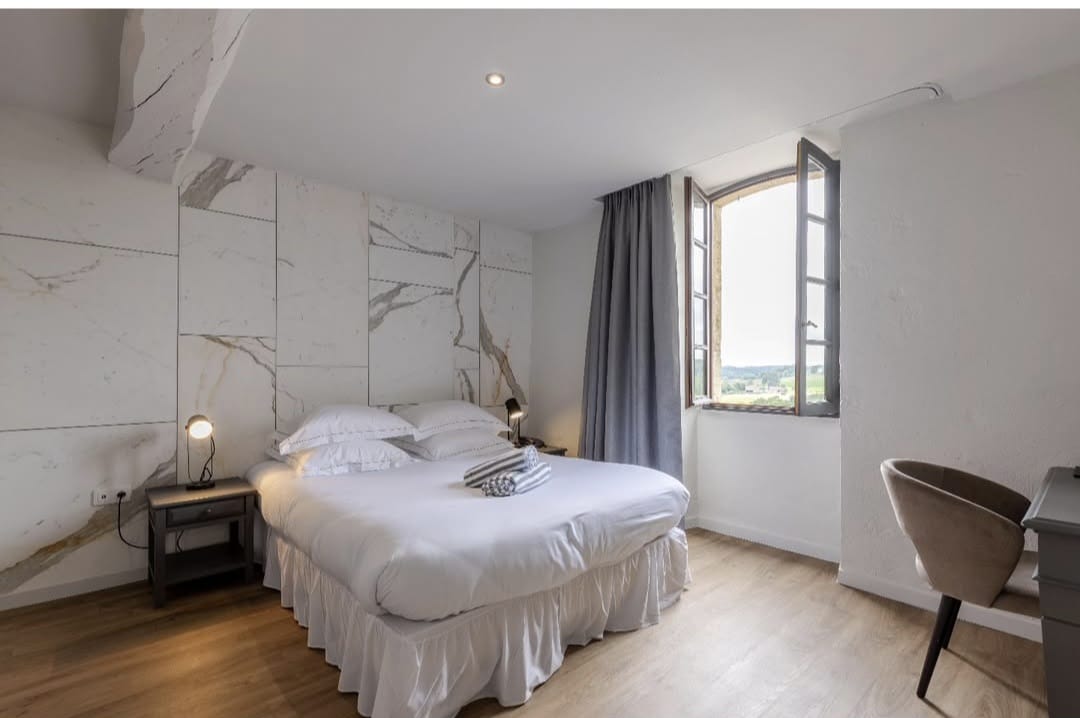 A couple kissing on the chateau grounds